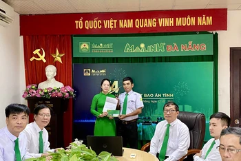 Lái xe Huỳnh Văn Đấu được lãnh đạo hãng Taxi Mai Linh Đà Nẵng tuyên dương, khen thưởng.