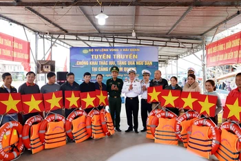 Thủ trưởng Vùng 3 tặng phao cứu sinh và áo phao cho ngư dân và đại diện Nghiệp đoàn nghề cá 2 xã Tam Giang và Tam Quang.