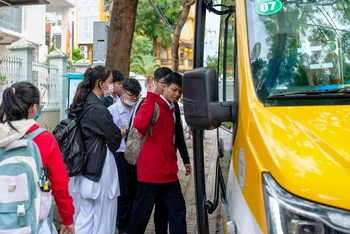Đi học bằng xe buýt, thói quen mới của nhiều học sinh, sinh viên Đà Nẵng.