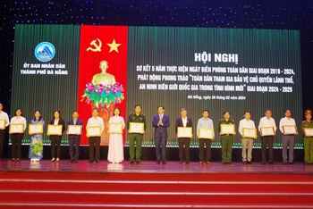 Đồng chí Lê Trung Chinh, Chủ tịch UBND TP Đà Nẵng trao bằng khen tặng các tập thể, cá nhân có thành tích xuất sắc trong xây dựng, quản lý và bảo vệ chủ quyền lãnh thổ, an ninh biên giới quốc gia.