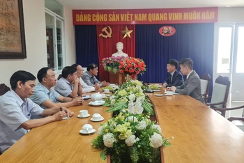 Đồng chí Dương Thuận Phong, Phó Tổng Lãnh sự quán nước Cộng hòa Nhân dân Trung Hoa tại Đà Nẵng thăm, làm việc với lãnh đạo, phóng viên Cơ quan Thường trực Báo Nhân Dân tại thành phố Đà Nẵng.