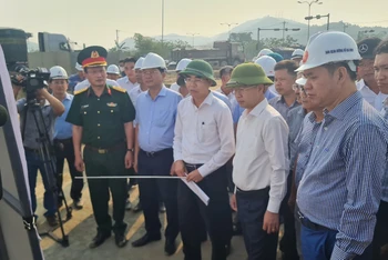 Đồng chí Nguyễn Văn Quảng, Bí thư Thành ủy Đà Nẵng nghe báo cáo tình hình triển khai dự án cao tốc Hòa Liên-Túy Loan.