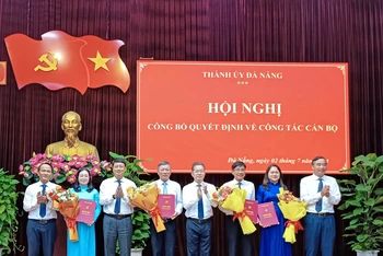 Lãnh đạo thành phố Đà Nẵng tặng hoa chúc mừng các đồng chí vừa được điều động, phân công, bổ nhiệm. 