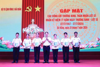 Thủ trưởng Bộ Tư lệnh Vùng 3 Hải quân gặp mặt, động viên các đồng chí là thương binh, thân nhân liệt sĩ đang công tác tại Vùng.