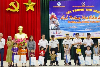 Chương trình “Ánh trăng nơi đầu sóng” trao tặng hơn 2.000 phần quà trung thu và 100 suất học bổng, mỗi suất trị giá 500.000 đồng tặng các cháu bị khuyết tật, bệnh lý nặng và có hoàn cảnh đặc biệt khó khăn là con em cán bộ, chiến sĩ Vùng 3 Hải quân.