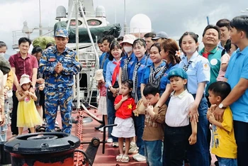 Cán bộ, đoàn viên thanh niên huyện Chợ Lách, tỉnh Bến Tre nghe giới thiệu về tính năng kỹ thuật chiến đấu cơ bản của tàu Hải quân Lữ đoàn 167.