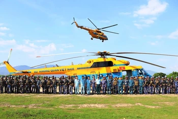 Cán bộ, chiến sĩ Lữ đoàn 101 với Lãnh đạo chỉ huy Trung đoàn 917 và phi đội bay thực hành huấn luyện đổ bộ đường không