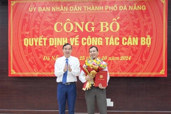 Chủ tịch Ủy ban nhân dân thành phố Đà Nẵng trao quyết định và tặng hoa chúc mừng tân Giám đốc sở Nội vụ kiêm Chủ tịch Ủy ban nhân dân huyện Hoàng Sa.