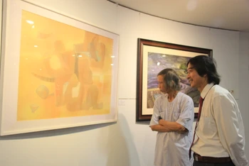 Triển lãm giới thiệu 50 tác phẩm hội hoạ của các họa sỹ Huế và Đà Nẵng. 