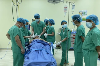 Ê-kíp các y, bác sĩ Bệnh viện 199 và các bác sĩ đầu ngành tại Thành phố Hồ Chí Minh, hội chẩn trước khi phẫu thuật cho bệnh nhân. (Ảnh: Bệnh viện cung cấp)