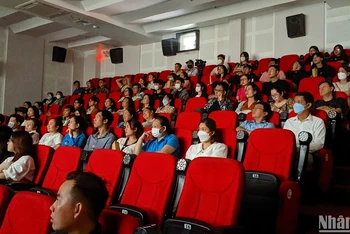 Khán giả xem phim "Tiệc trăng máu" tại rạp Lê Độ, Đà Nẵng trưa 9/5.