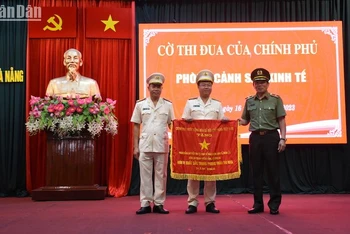 Thiếu tướng Vũ Xuân Viên, Giám đốc Công an TP Đà Nẵng trao tặng Cờ thi đua xuất sắc của Thủ tướng Chính phủ cho tập thể Phòng Cảnh sát kinh tế (Ảnh: ANH ĐÀO)