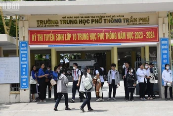 Các thí sinh đến học quy chế thi tại điểm thi trường THPT Trần Phú, quận Hải Châu. (Ảnh: ANH ĐÀO)