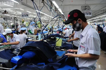 Công nhân làm việc tại một dây chuyền sản xuất của Công ty Dệt may 29/3. (Ảnh: ANH ĐÀO)