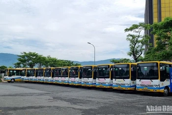 Xe buýt nằm dài trong bãi đậu xe vì Công ty Quảng An 1 nợ lương nhân viên 4 tháng liền. (Ảnh: ANH ĐÀO) 