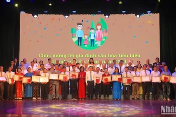 Thành phố Đà Nẵng tuyên dương 56 Gia đình văn hóa tiêu biểu năm 2023. (Ảnh: ANH ĐÀO)