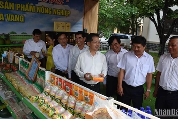 Bí thư Thành ủy Đà Nẵng Nguyễn Văn Quảng và các đại biểu tham quan các gian hàng trưng bày sản phẩm OCOP của huyện Hòa Vang sáng 3/7. (Ảnh: ANH ĐÀO)