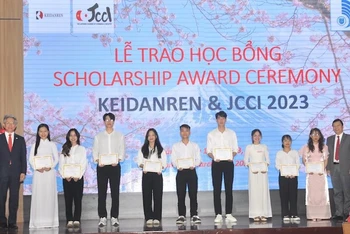 Liên đoàn Kinh tế Nhật Bản Keidairen và Hiệp hội Doanh nghiệp Nhật Bản JCCI trao học bổng cho sinh viên Đại học Đà Nẵng.