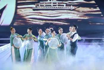 Các nghệ sỹ, diễn viên Nhà hát Trưng Vương Đà Nẵng trong một tiết mục biểu diễn. (Ảnh: Quang Nguyễn)
