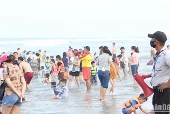 Lực lượng chức năng thành phố Đà Nẵng khuyến cáo người dân bảo vệ tài sản khi tắm biển. (Ảnh: ANH ĐÀO)