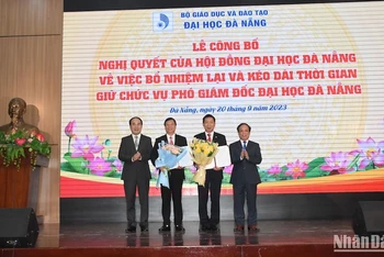 Đại học Đà Nẵng công bố nghị quyết bổ nhiệm lại đối với hai Phó Giám đốc, sáng ngày 20/9. Ảnh ANH ĐÀO