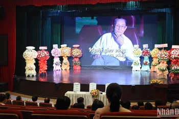 Hình ảnh Giáo sư Hoàng Châu Ký trong phim tài liệu chiếu tại tọa đàm. 