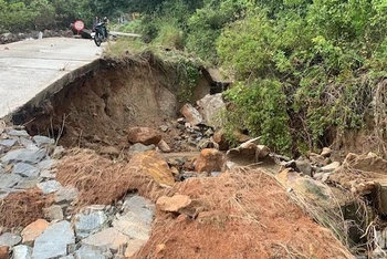 Tuyến đường ven biển Hoàng Sa - Trường Sa - Võ Nguyên Giáp bị sạt lở nghiêm trọng sau bão số 5/2022. (Ảnh ANH ĐÀO)