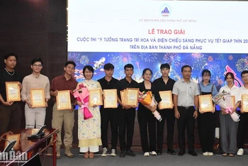 Ông Đinh Thế Vinh, Phó Giám đốc Sở Xây dựng thành phố Đà Nẵng trao giải cho các nhóm tác giả đạt giải: Nhất, Nhì, Ba. (Ảnh: ANH ĐÀO)