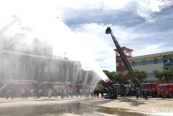 Hàng trăm người dân Đà Nẵng tiếp cận kỹ năng phòng cháy, chữa cháy 