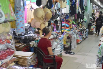 Hàng trăm tiểu thương Chợ Siêu Thị Đà Nẵng khóc ròng vì tiền thuê mặt bằng tiếp tục tăng. (Ảnh ANH ĐÀO)