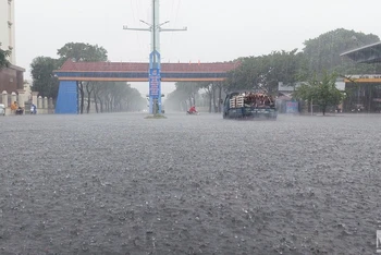 Đường vào Khu công nghiệp Hòa Khánh ngập sâu.