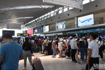 Du khách làm thủ tục tại Sân bay Quốc tế Đà Nẵng. (Ảnh: ANH ĐÀO)