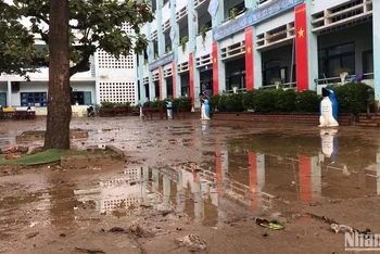 Bùn ngập sân trường và nhiều phòng học tầng 1 của Trường Tiểu học Hồng Quang,