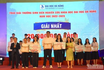 Sinh viên Đại học Đà Nẵng xuất sắc giành nhiều giải thưởng nghiên cứu khoa học năm học 2022-2023, ảnh ANH ĐÀO