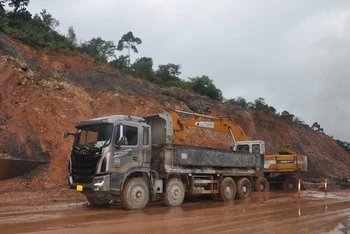 Các đơn vị chức năng đang nỗ lực khắc phục sự cố sạt lở do mưa lớn trên cao tốc La Sơn-Túy Loan (địa phận TP Đà Nẵng).