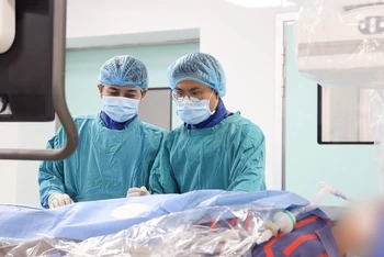 Các y, bác sĩ Bệnh viện đa khoa Gia đình Đà Nẵng cấp cứu cho bệnh nhân. (Ảnh: Bệnh viện cung cấp).