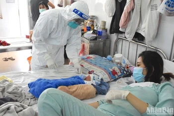 Bác sỹ Bệnh viện Phụ sản-Nhi Đà Nẵng tăng cường cho Bệnh viện Hòa Vang thời điểm dịch bệnh Covid-19 diễn biến phức tạp, ảnh chụp tháng 2/2022. (Ảnh: ANH ĐÀO)