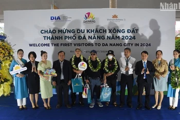 Đà Nẵng chào đón những hành khách đầu tiên "xông đất" ngành du lịch trong năm mới 2024. (Ảnh: ANH ĐÀO)