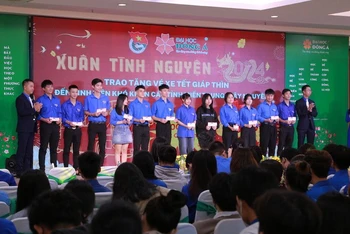 Trao tặng sinh viên 300 vé xe về quê đón Tết Nguyên đán. (Ảnh: ANH ĐÀO)