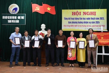 Chủ tịch Liên hiệp các Hội Văn học-Nghệ thuật thành phố Đà Nẵng Bùi Văn Tiếng trao tặng Giải thưởng cho các văn nghệ sĩ có tác phẩm xuất sắc năm 2023.