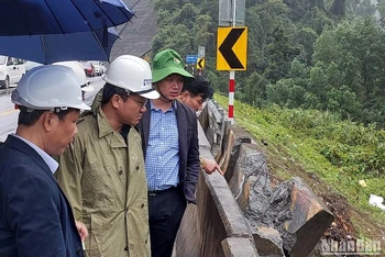 Phó Chủ tịch chuyên trách Ủy ban An toàn giao thông Quốc gia Khuất Việt Hùng kiểm tra hiện trường vụ xe khách rơi xuống vực chiều ngày 23/1. (Ảnh: ANH ĐÀO)