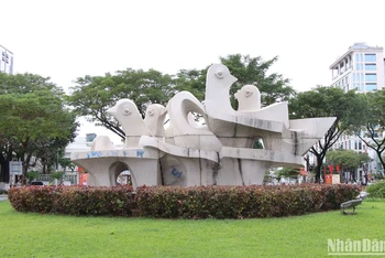 Tượng Đất lành chim đậu của nhà điêu khắc Phạm Văn Hạng, đặt tại khu vực công viên đường Trần Phú-Đống Đa- Như Nguyệt bị vẽ bậy. 