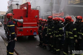 Tổ chữa cháy và cứu nạn, cứu hộ đặc biệt - Cảnh sát phòng cháy, chữa cháy và cứu nạn, cứu hộ, Công an thành phố Đà Nẵng tham gia diễn tập.