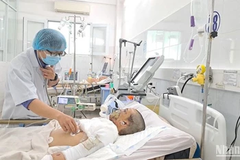 Bệnh viện Đà Nẵng liên tục tiếp nhận các ca chấn thương nặng do pháo nổ. Ảnh: ANH ĐÀO