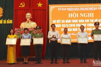 Phó Chủ tịch Ủy ban nhân dân thành phố Đà Nẵng Trần Chí Cường trao tặng bằng khen của Chủ tịch thành phố Đà Nẵng cho các tập thể, cá nhân có thành tích xuất sắc trong thực hiện Chỉ thị số 01.