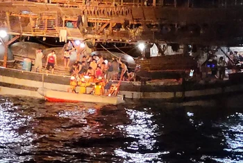 Lực lượng cứu nạn, cứu hộ tàu SAR 412 tiếp cận tàu cá, đưa ngư dân bị nạn về đất liền. Ảnh Trung tâm II.