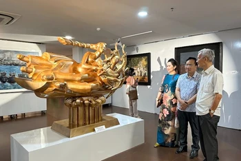 Tác phẩm Cội nguồn hạnh phúc của họa sĩ, nhà điêu khắc Đinh Gia Thắng trưng bày tại triển lãm "Nắng tháng 4". (Ảnh: ANH ĐÀO)