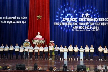 Phó Chủ tịch UBND TP Đà Nẵng Lê Quang Nam trao thưởng cho các học sinh xuất sắc, tiêu biểu. (Ảnh: ANH ĐÀO)