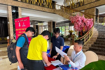 Đại biểu các Đoàn tham dự Đại hội Thể thao học sinh Đông Nam Á bắt đầu check-in tại khách sạn Mường Thanh Grand Đà Nẵng chiều ngày 29/5. (Ảnh: ANH ĐÀO)