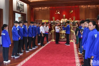 Lễ rước đuốc Đại hội Thể thao học sinh Đông Nam Á lần thứ 13 năm 2024 được thực hiện tại Bảo tàng Hồ Chí Minh - Chi nhánh Quân khu V. (Ảnh ANH ĐÀO)